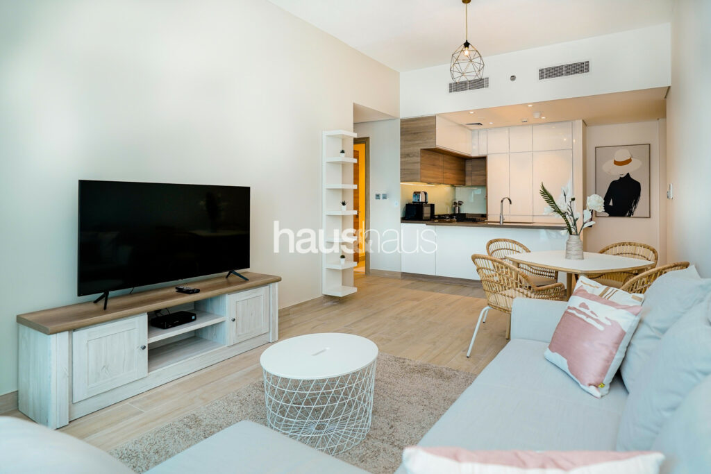 Sleek & Cosy 1 BR | Great Location | Vast