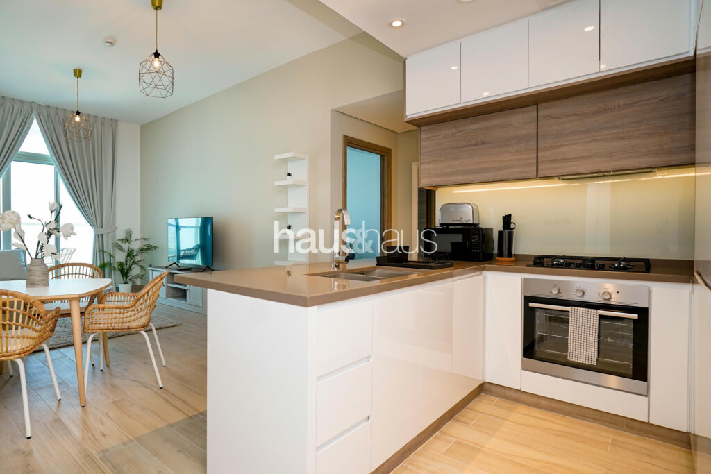 Sleek & Cosy 1 BR | Great Location | Vast