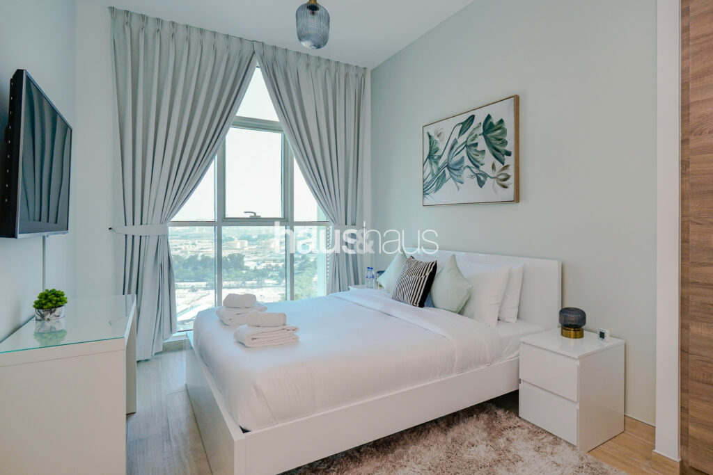 Sleek & Cosy 1 BR | Great Location | Vast