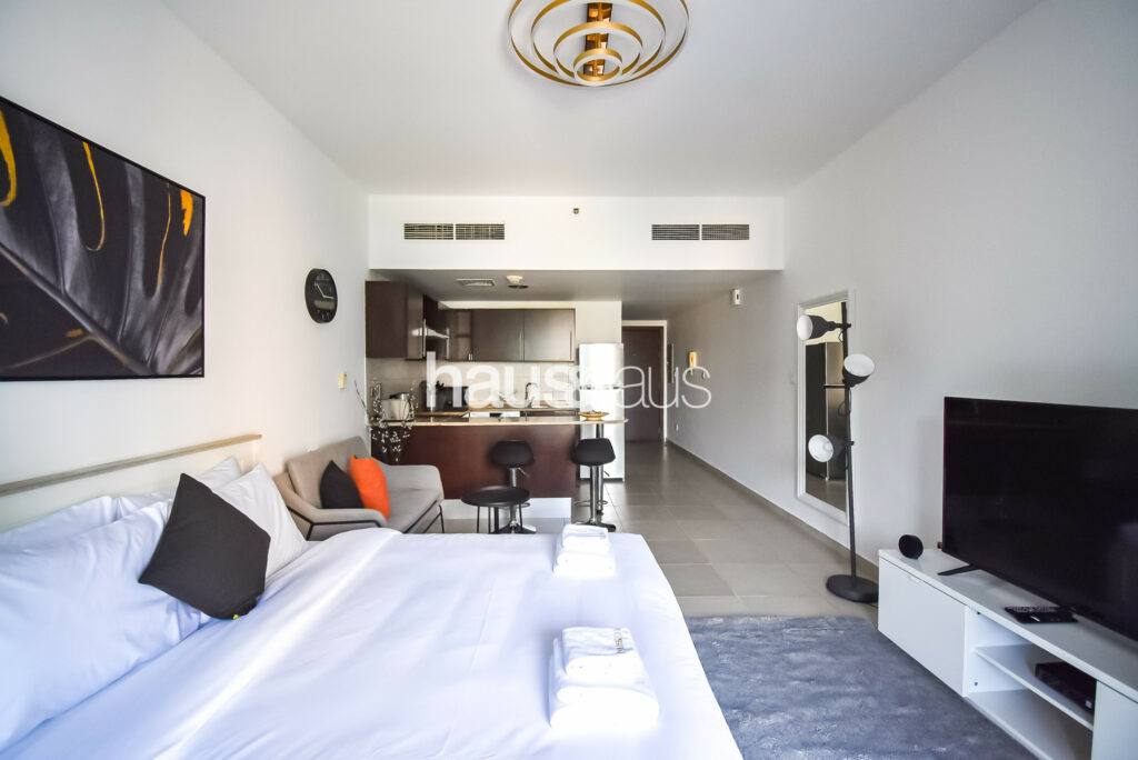Spacious Studio | Beautiful Neighbourhood