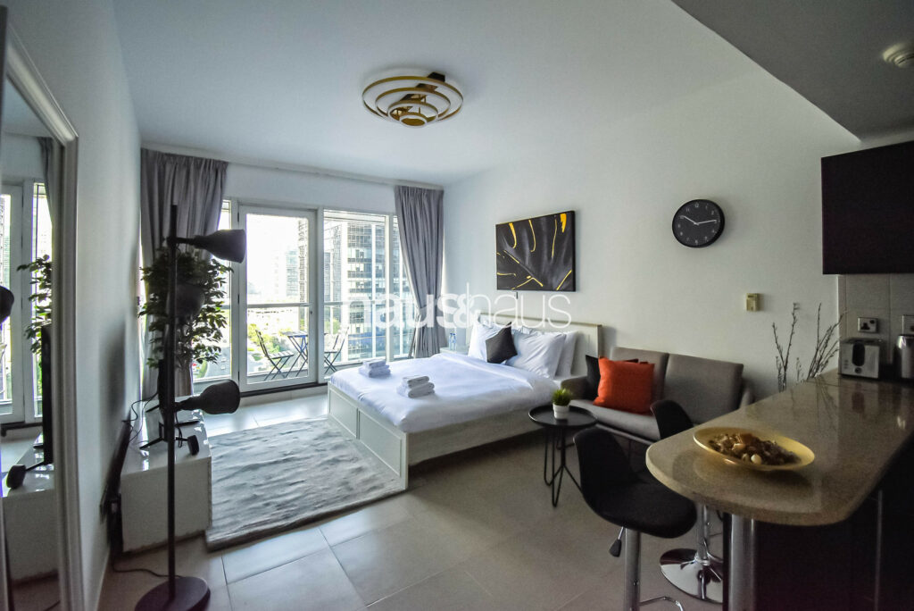 Spacious Studio | Beautiful Neighbourhood
