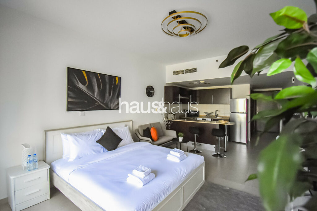 Spacious Studio | Beautiful Neighbourhood