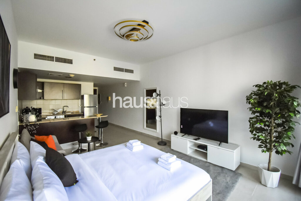 Spacious Studio | Beautiful Neighbourhood