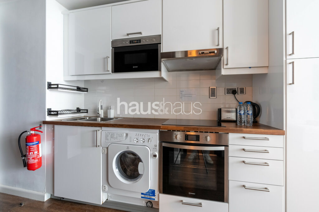 Fully equipped Studio directly at Metro Station