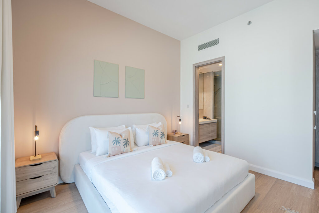 Stunning Burj Khalifa & Canal View | Contemporary