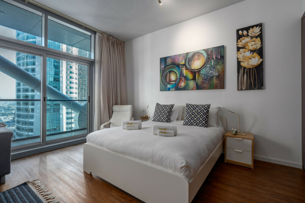 Fully furnished Studio directly at Metro Station