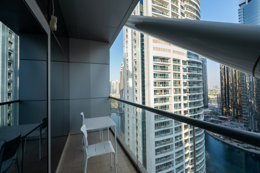 Fully furnished Studio directly at Metro Station