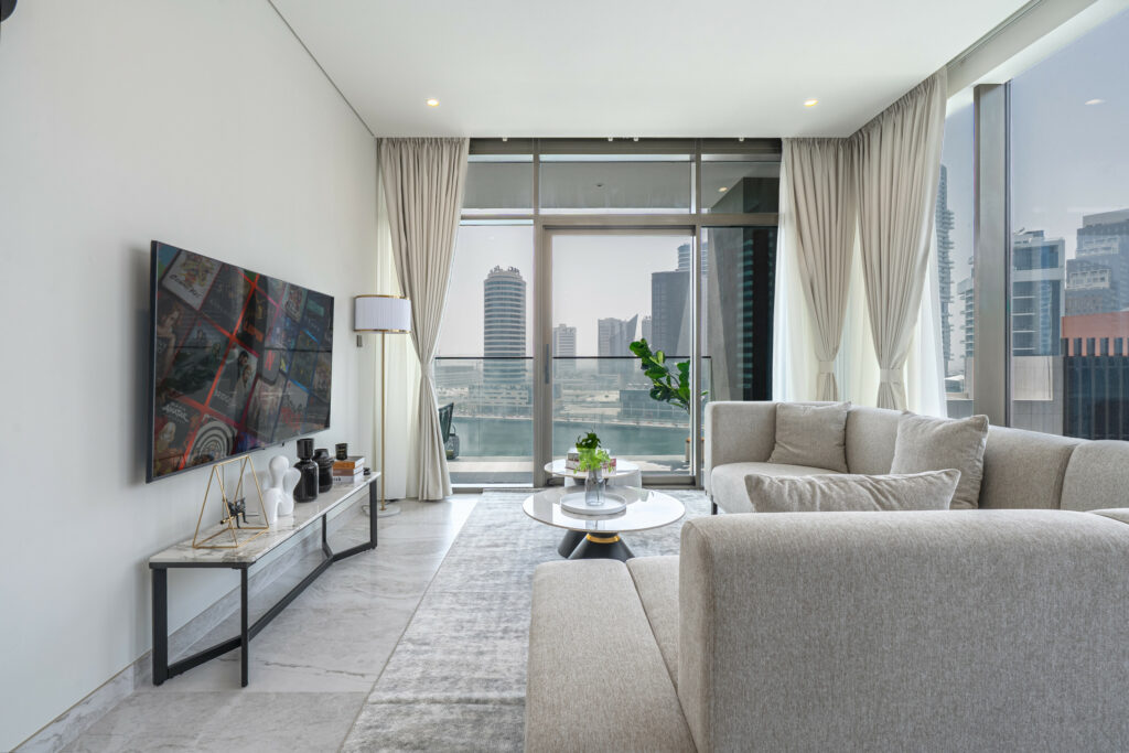 Picturesque Canal View | Spacious | Contemporary