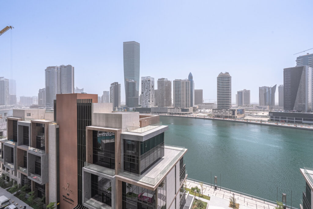 Picturesque Canal View | Spacious | Contemporary