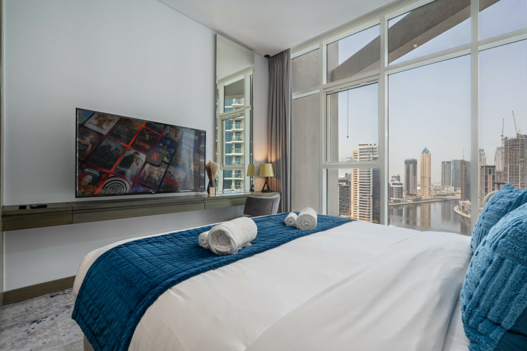 Canal View Studio | Near Burj Khalifa | Modern