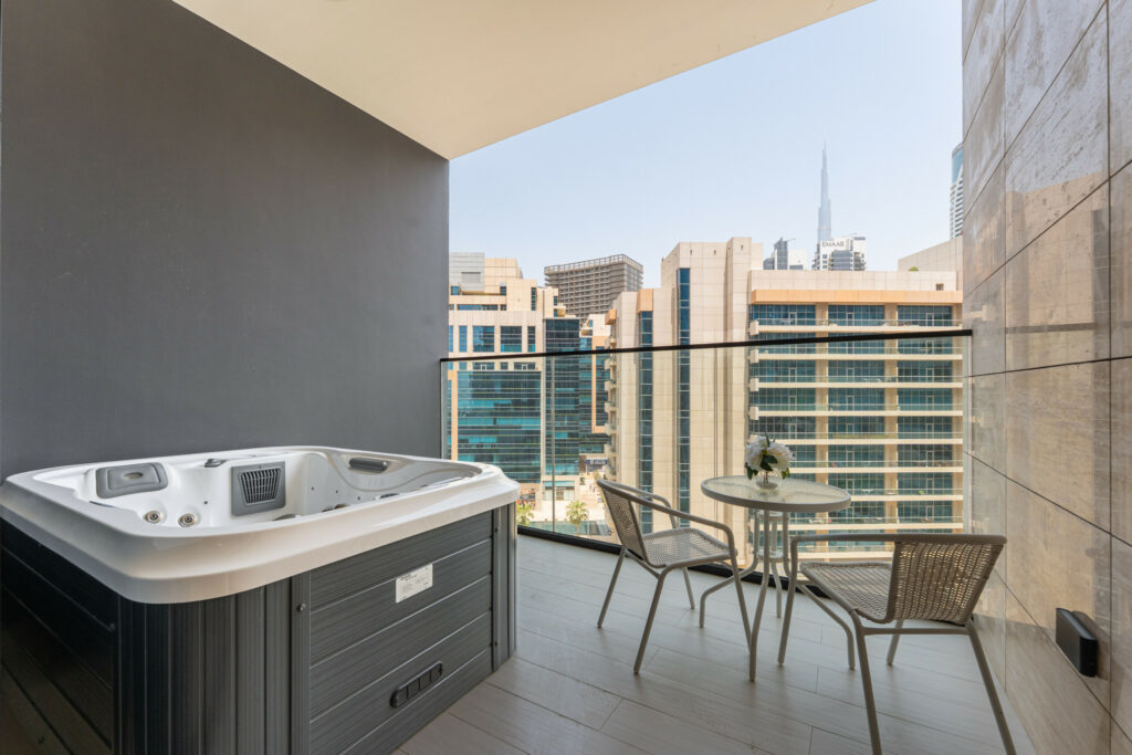 Modern Comfort | Balcony with Jacuzzi | Studio