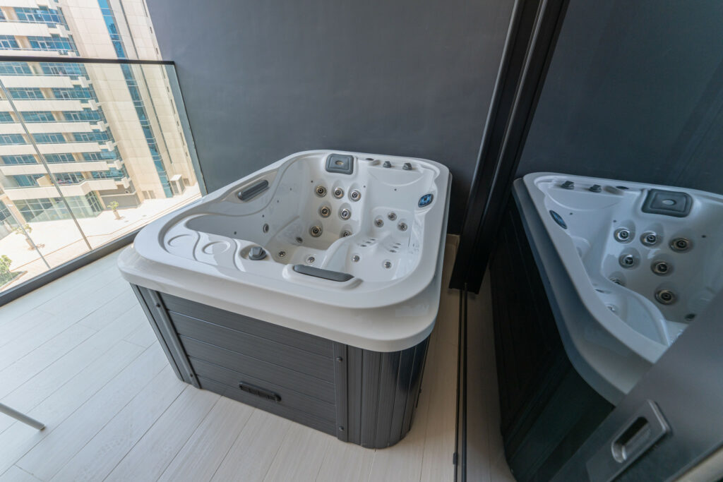 Modern Comfort | Balcony with Jacuzzi | Studio
