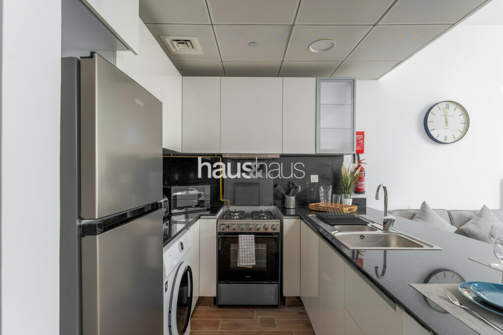 Vibrant and Cosy | Near Shops and Restaurants