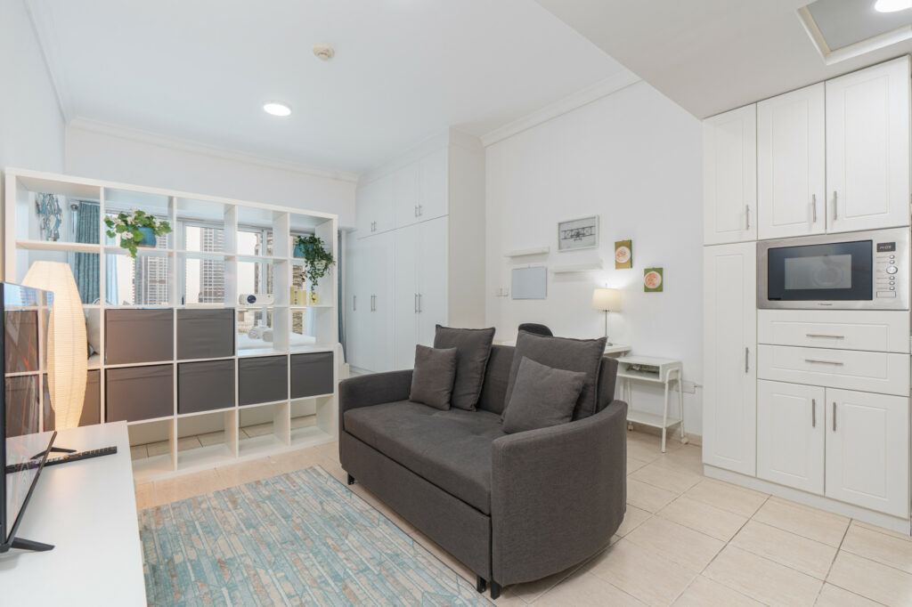 Lake and Pool View Studio | Walk to Metro | Cosy