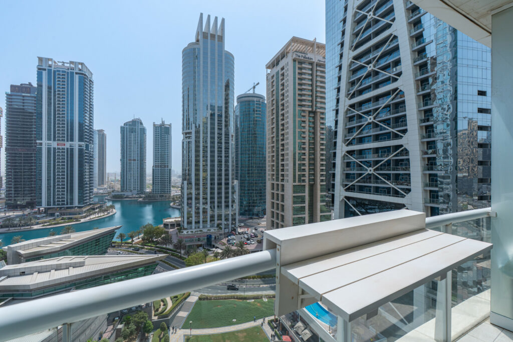 Lake and Pool View Studio | Walk to Metro | Cosy