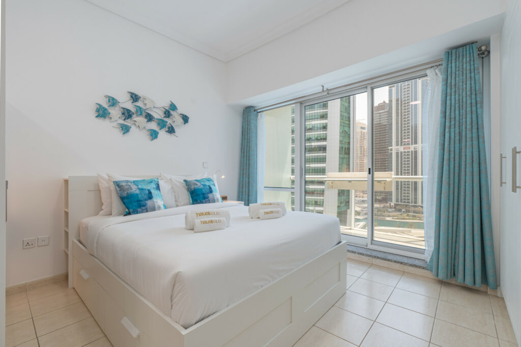 Lake and Pool View Studio | Walk to Metro | Cosy