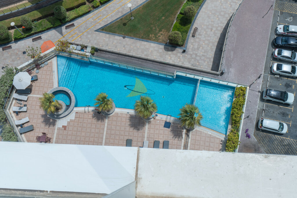 Lake and Pool View Studio | Walk to Metro | Cosy